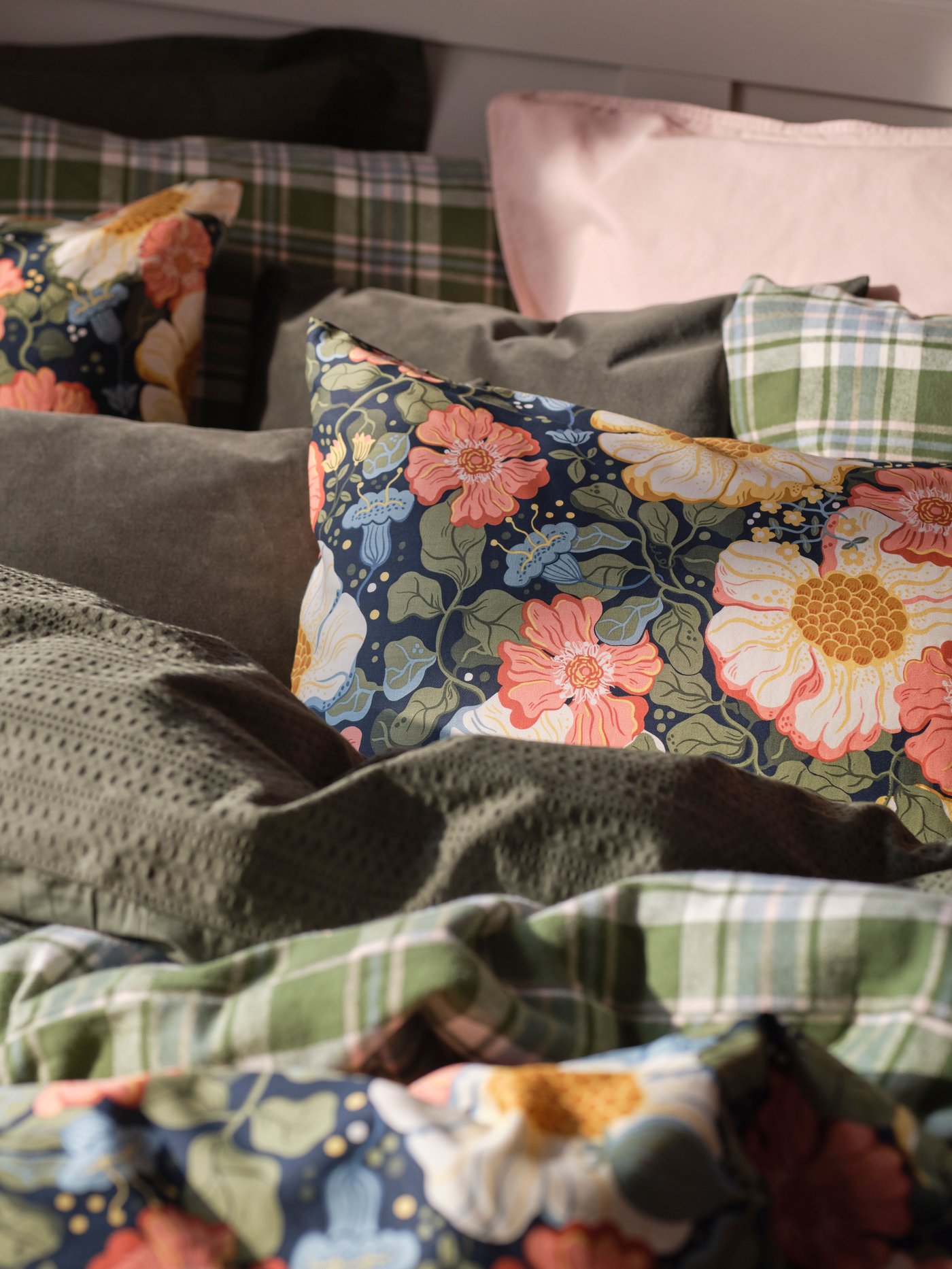 A dark green/check BANBJÖRNBÄR duvet cover and pillowcase