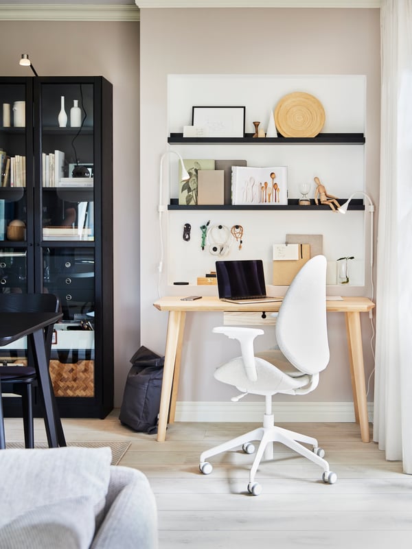 An ash veneer LISABO desk with a laptop on top, with two shelves on the wall above and a HATTEFJÄLL office chair in front.