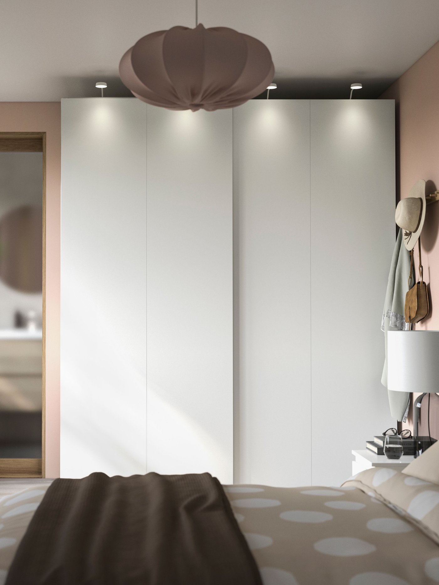 Une armoire-penderie PAX blanc/blanc dans une chambre
