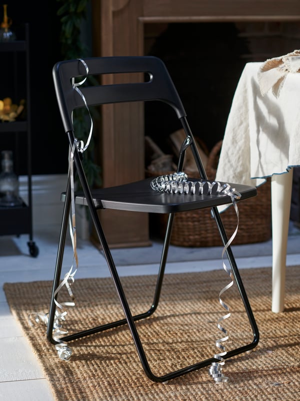 Una silla plegable negra.