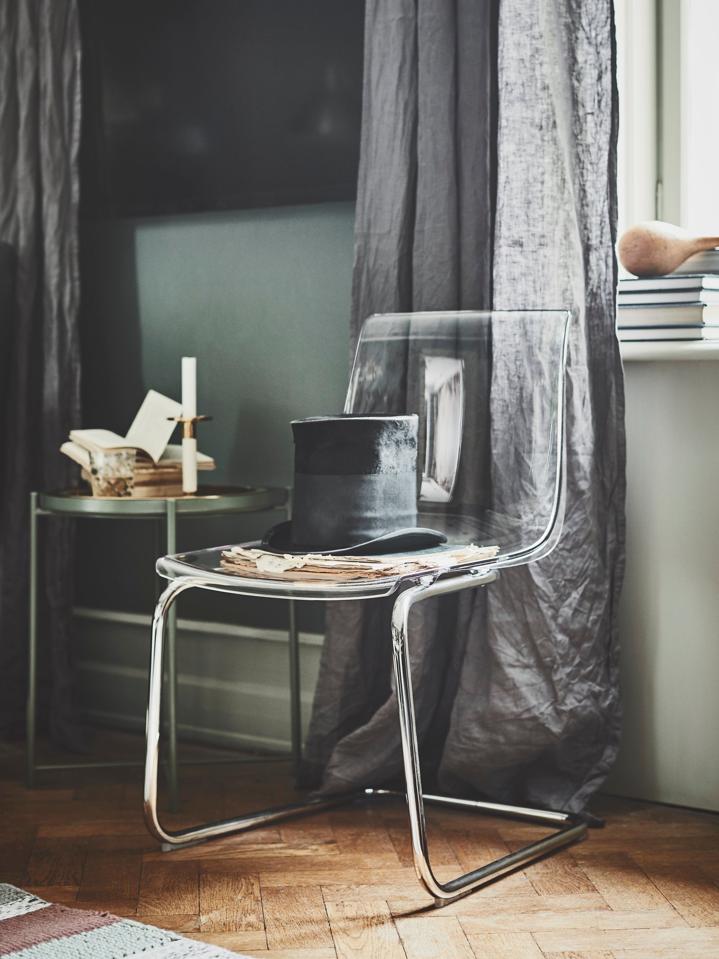A transparent/chrome-plated TOBIAS chair in the living room