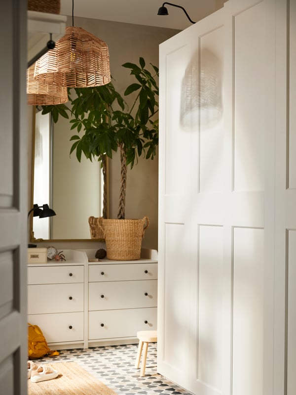 A hallway with PAX wardrobe with GRIMO white doors.
