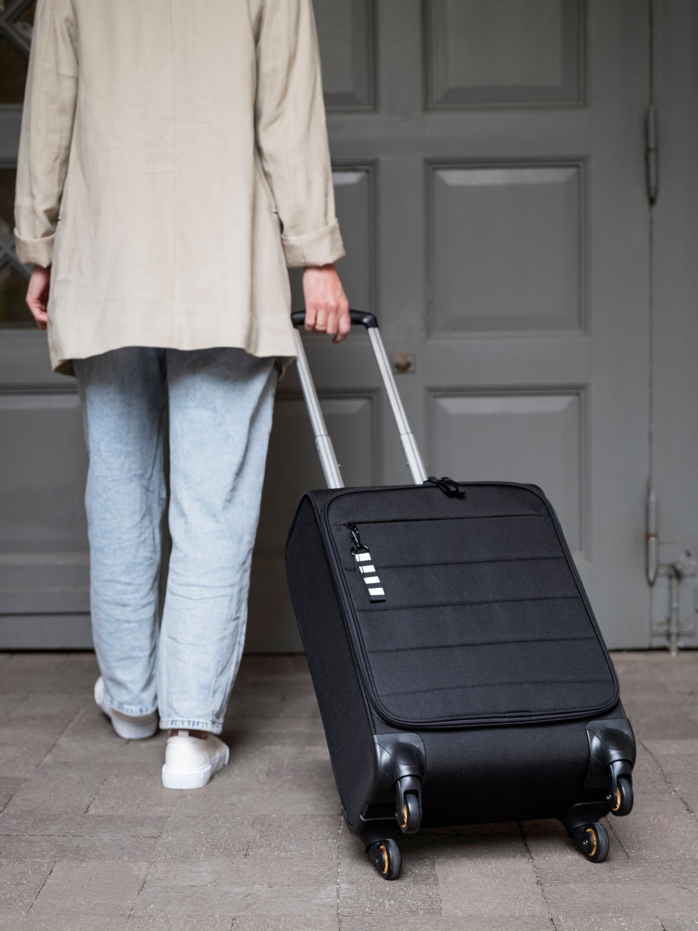 Una borsa da cabina nera VÄRLDENS su ruote