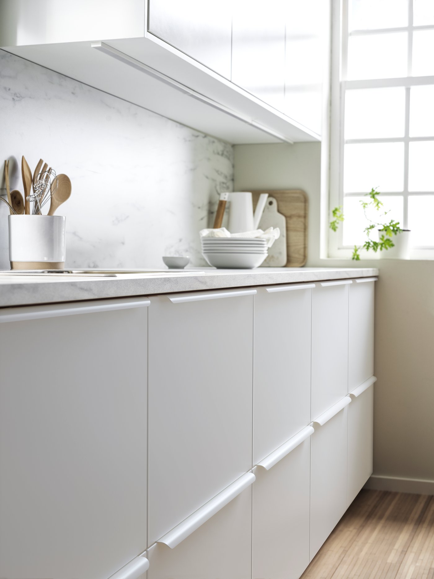 A white/Veddinge white METOD base cb 2 fronts/2 high drawers in the kitchen