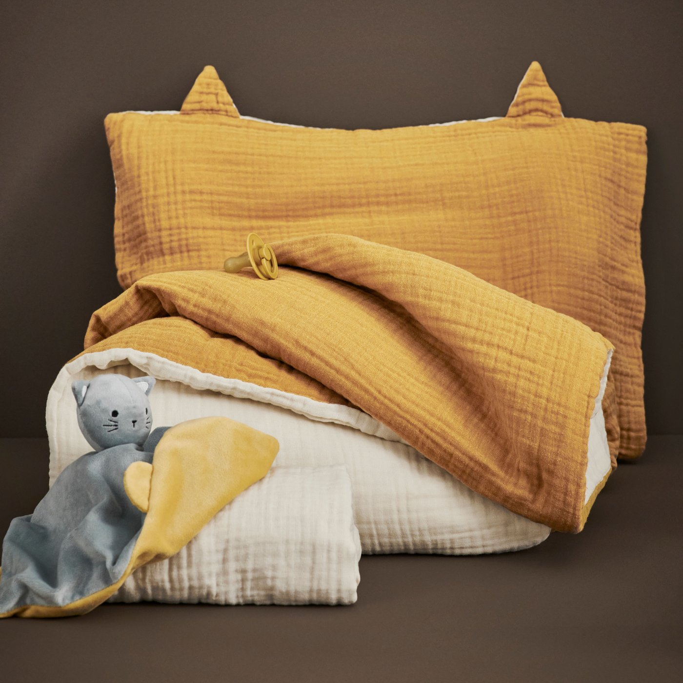 A blue yellow/cat GULDVÄVARE comfort blanket with soft toy in the NA