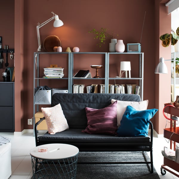 An in/outdoor HYLLIS shelving unit in the living room