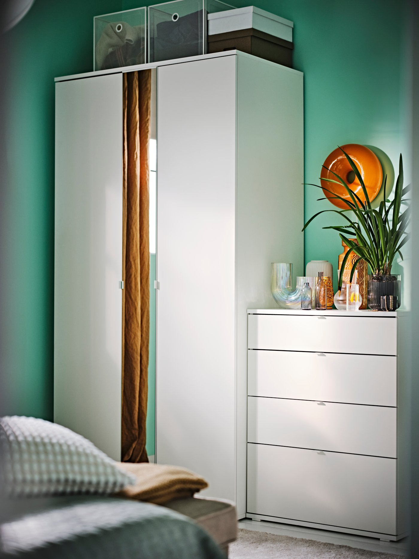 A white/anchor/unlock-function VIHALS chest of 4 drawers