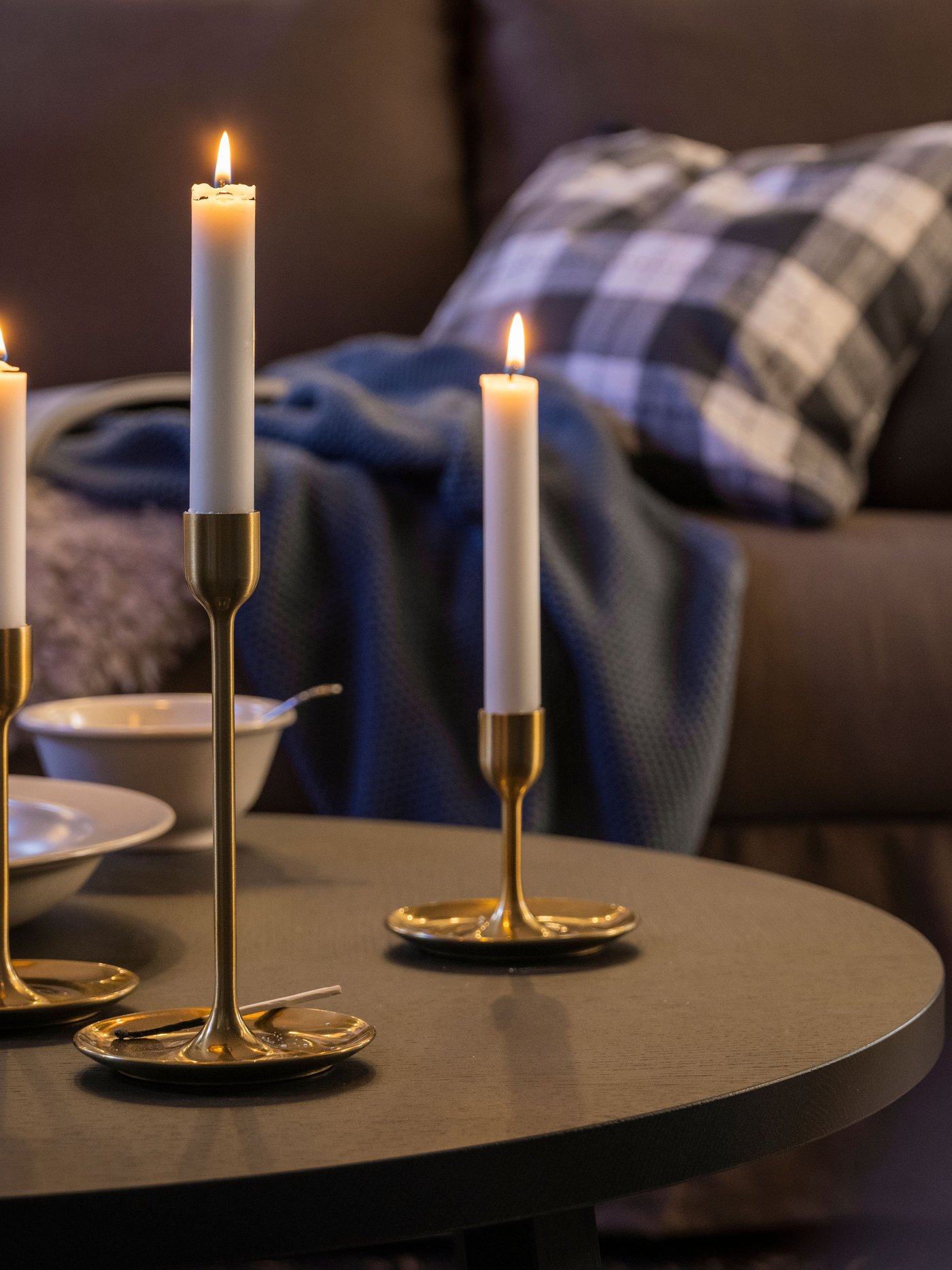 A beige STOCKHOLM 2025 serving bowl in the living room