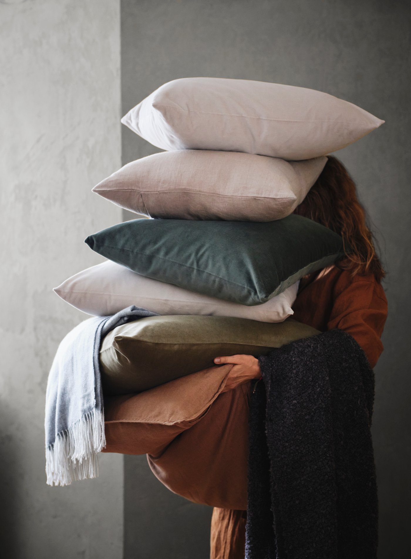 A light beige SANELA cushion cover