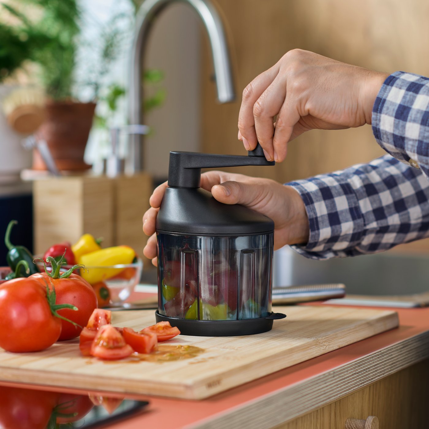 A bamboo APTITLIG chopping board in the kitchen