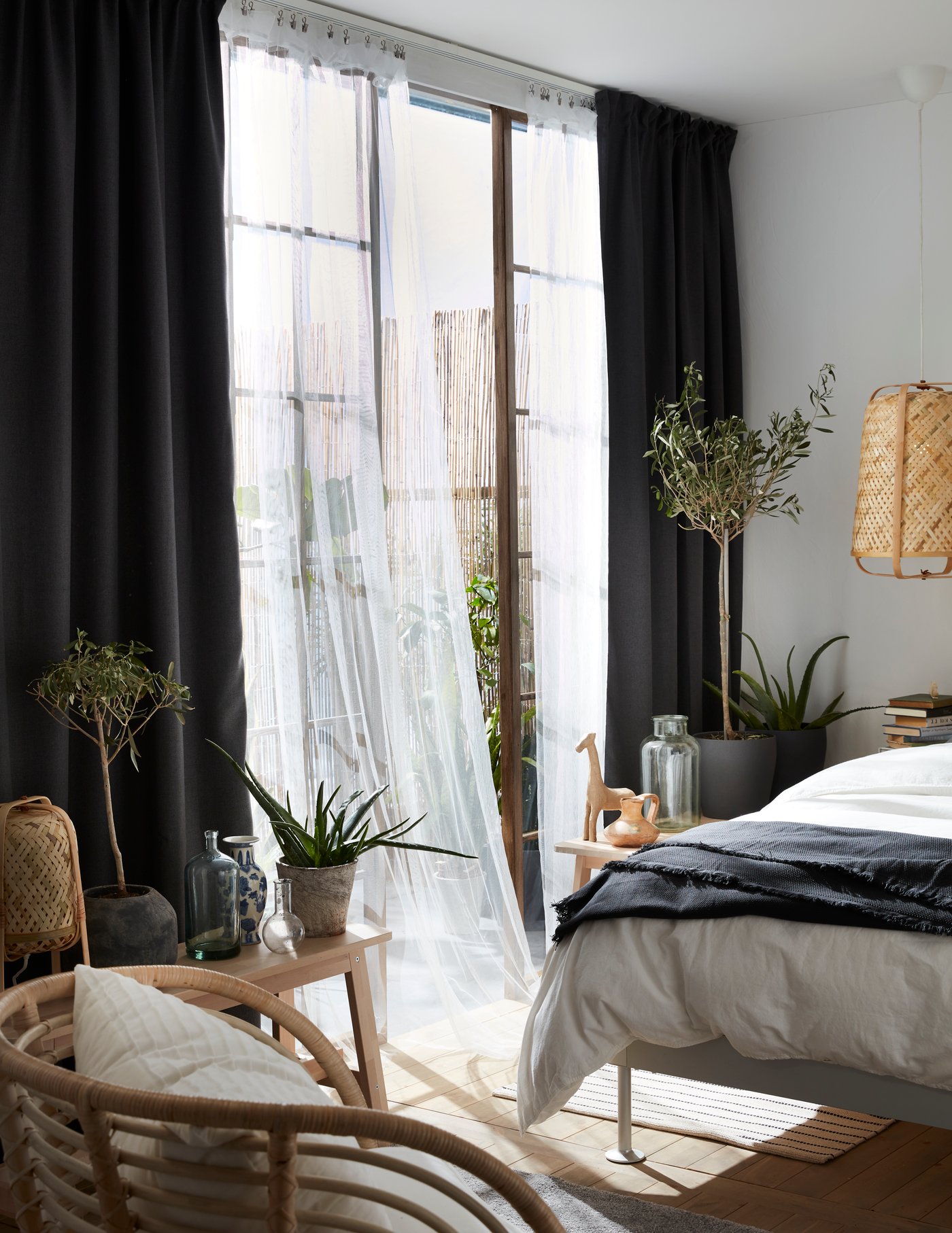 A white ÄNGSLILJA duvet cover and 2 pillowcases in the bedroom