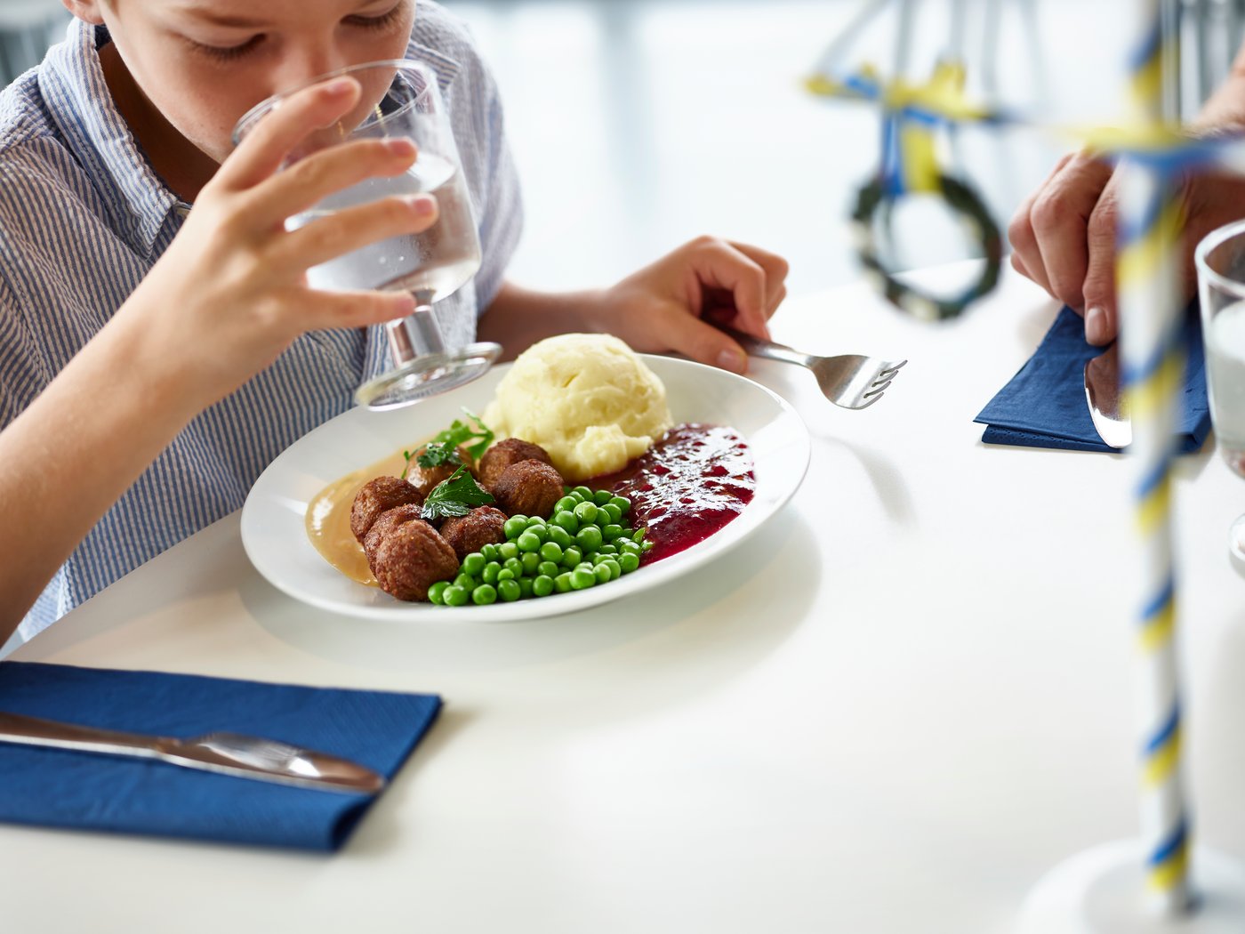 A mashed potatoes green peas /cream sauce and lingonberry jam 8 piece Meatballs mash peas/cream sauce lingnberry jam 8pc Meatballs