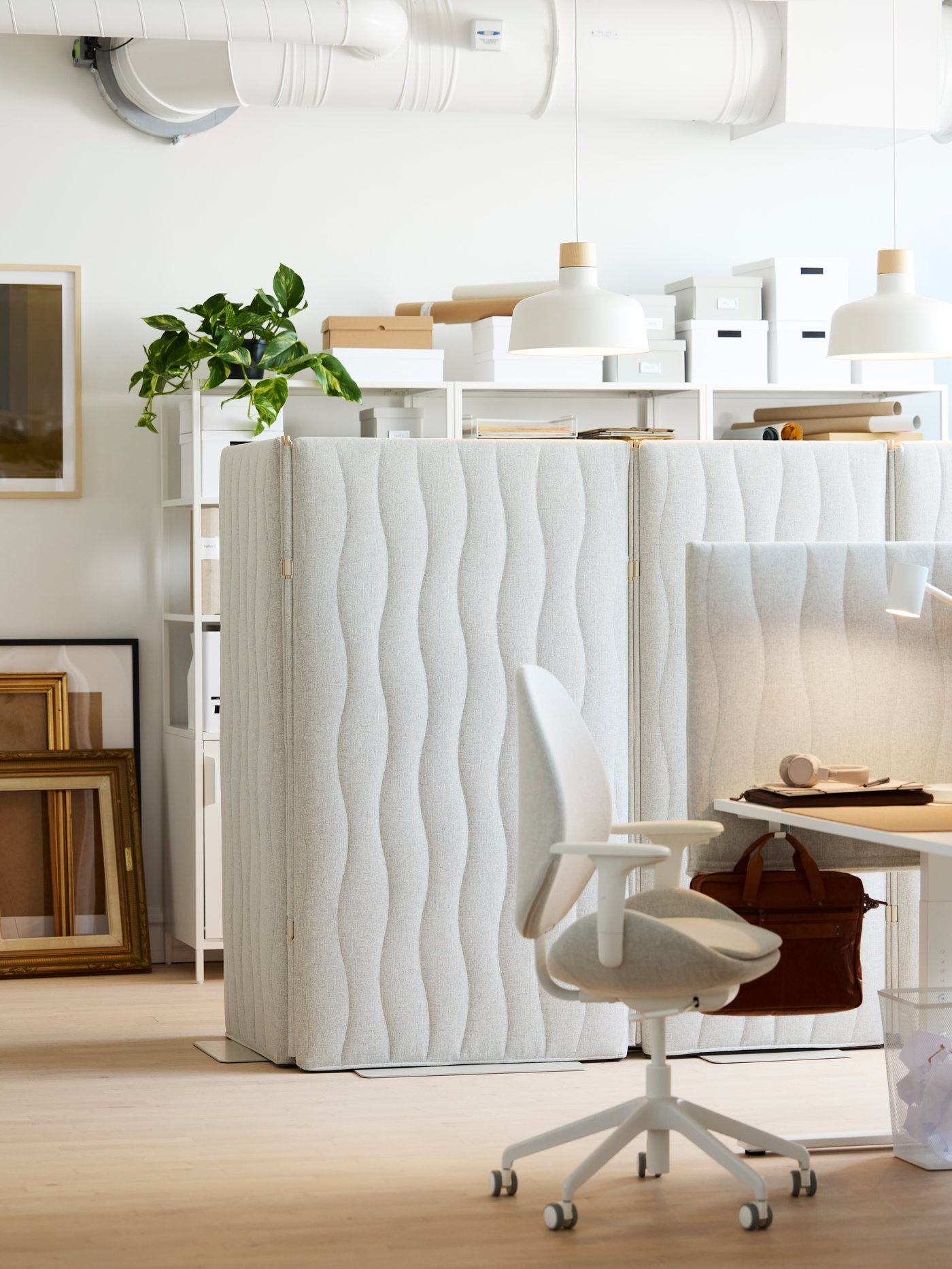 Cloison acoustique MITTZON GUNNARED beige, posée au sol.