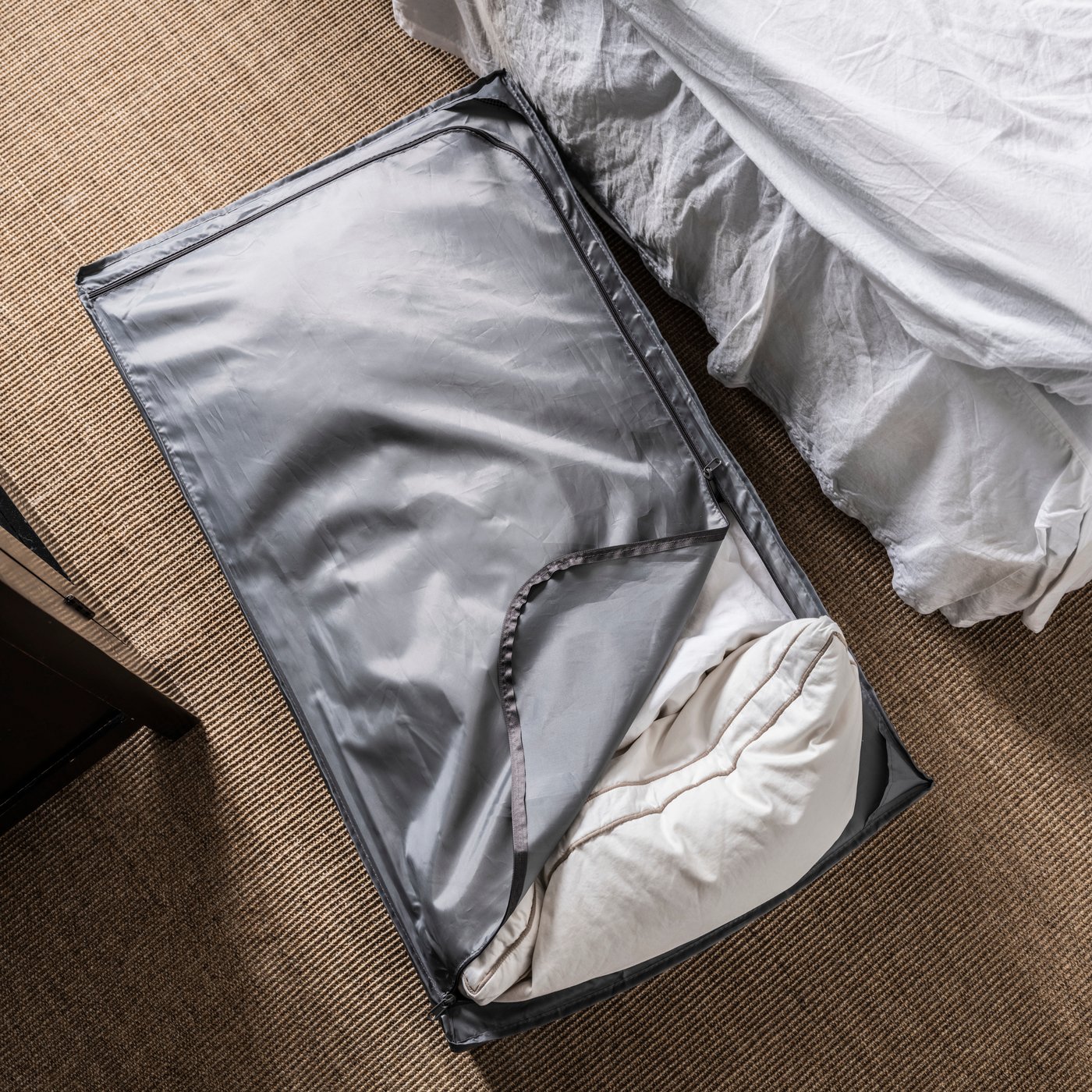 Eine dunkelgraue SKUBB Tasche gefüllt mit Bedzeug