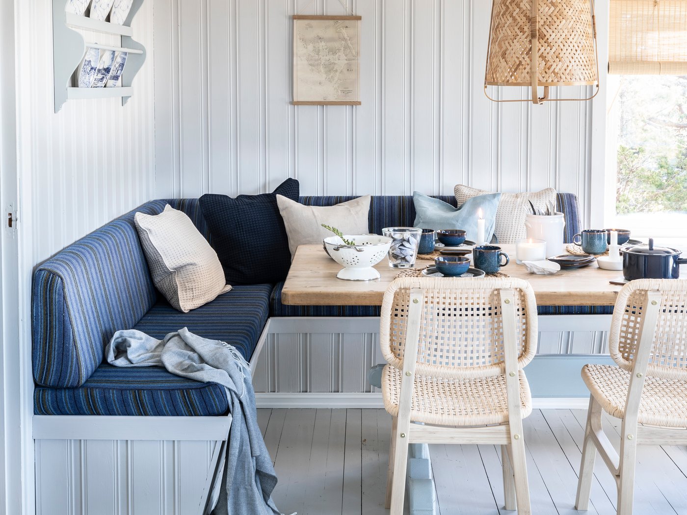 En fin spiseplads med plads til mange i et sommerhus.