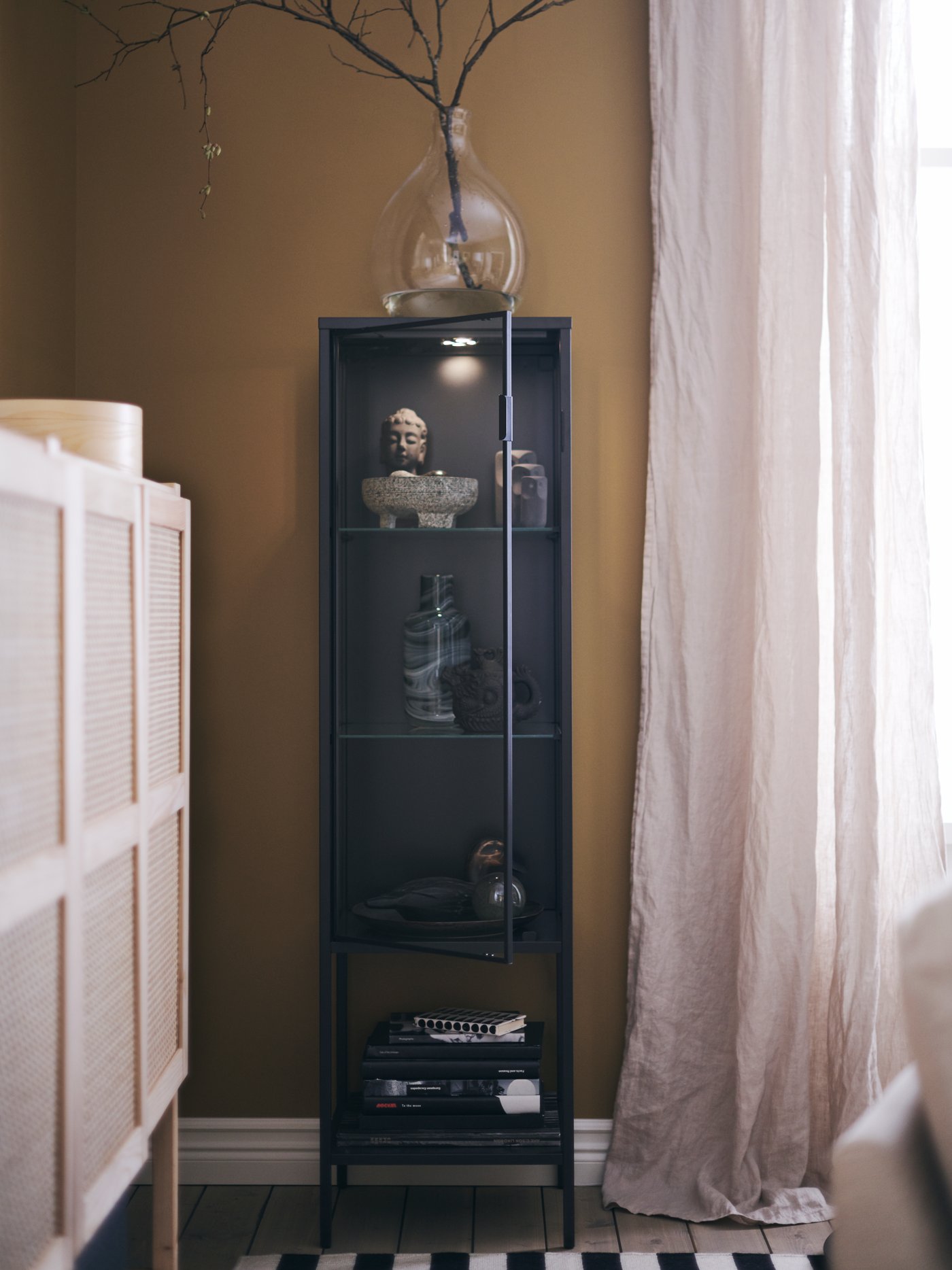 Vitrina negra con puertas de vidrio RUDSTA.