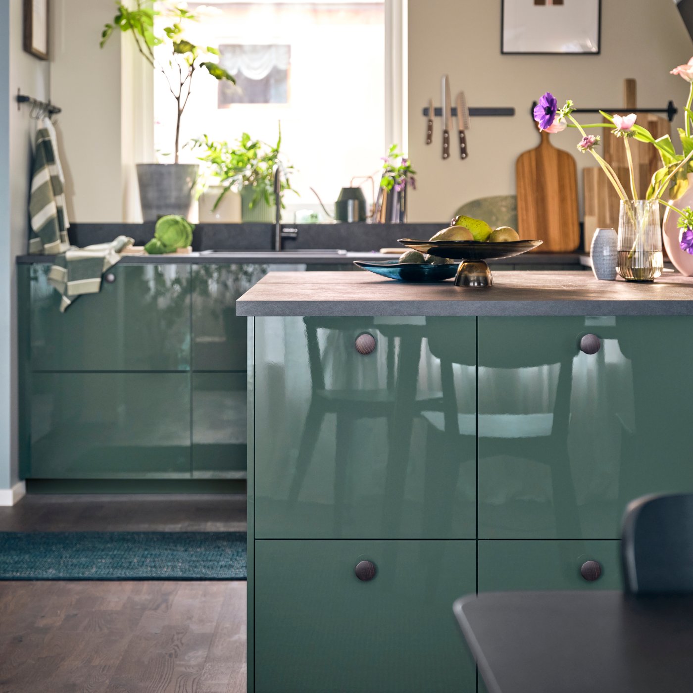 A kitchen with high-closs dark grey-green KALLARP kitchen fronts.