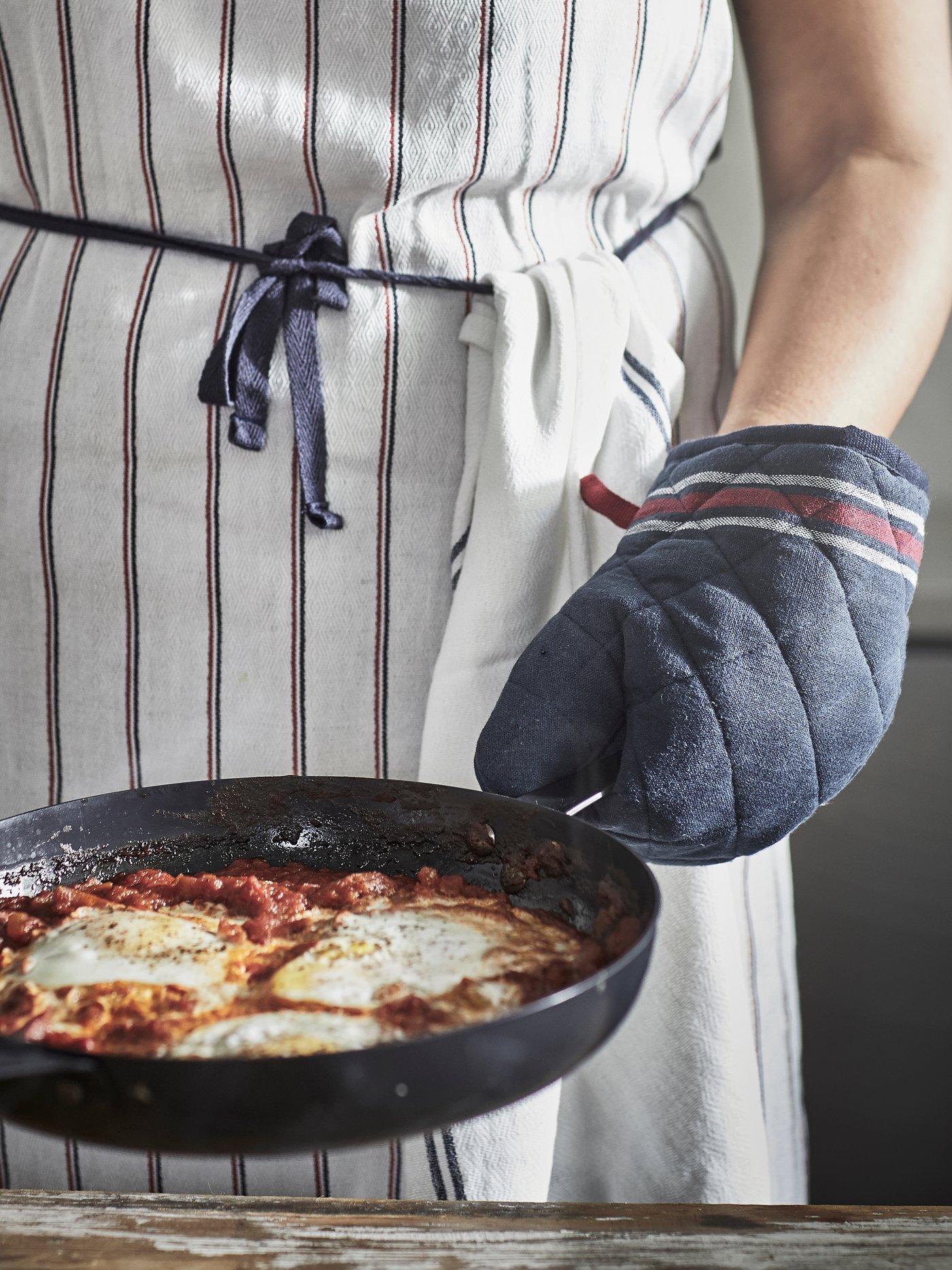 A HILDEGUN oven glove