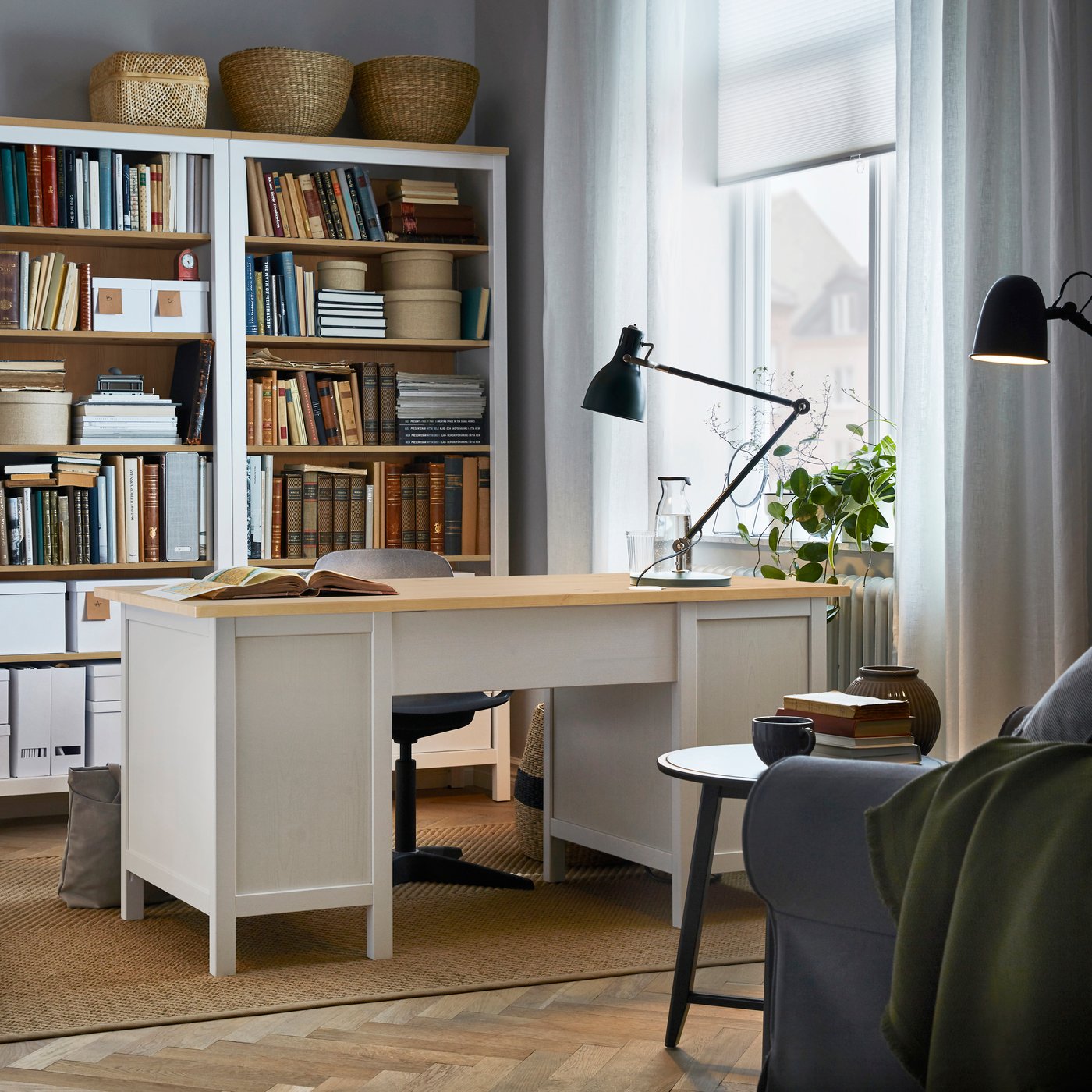 Et HEMNES skrivebord med hvid bejdse/lysebrunt
