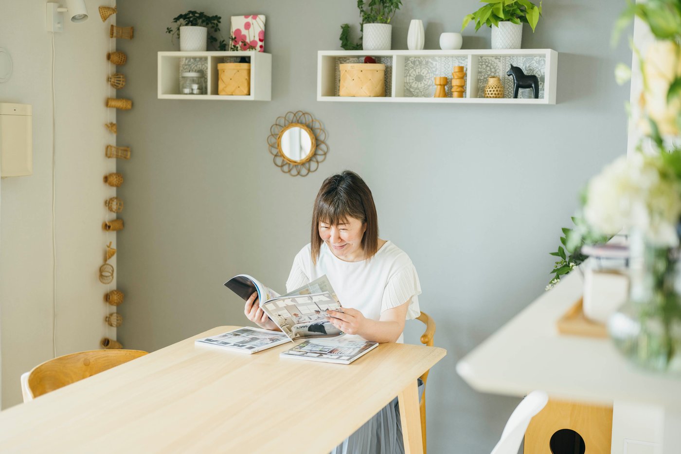 ダイニングで雑誌を読む様子。