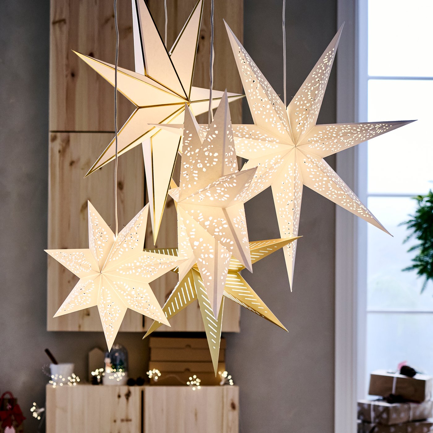 A lace/white STRÅLA lampshade