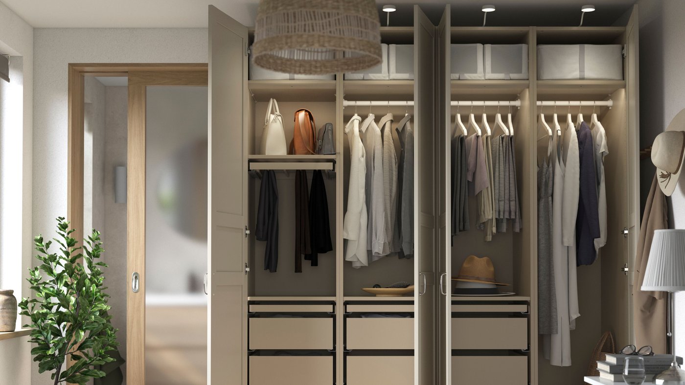 Une armoire encastrée moderne avec des portes ouvertes dévoile des vêtements suspendus, des tiroirs et des accessoires soigneusement organisés dans une pièce minimaliste et doucement éclairée.