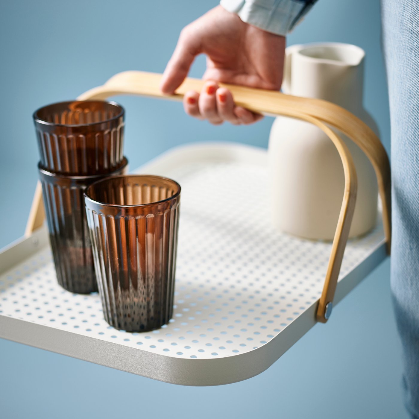 A bamboo/white GRÖNFISK tray with handle