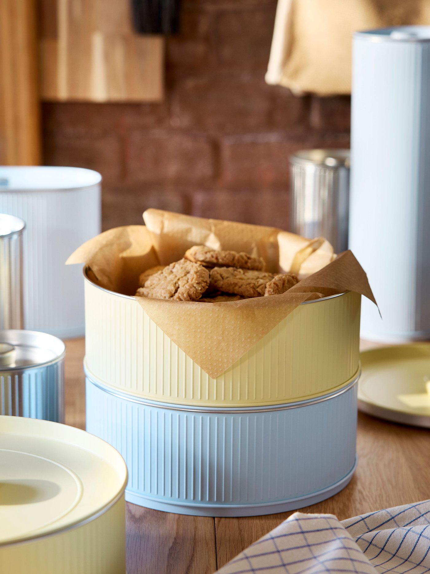 A for cookies/pale yellow pale blue BETTHAJ tin with lid