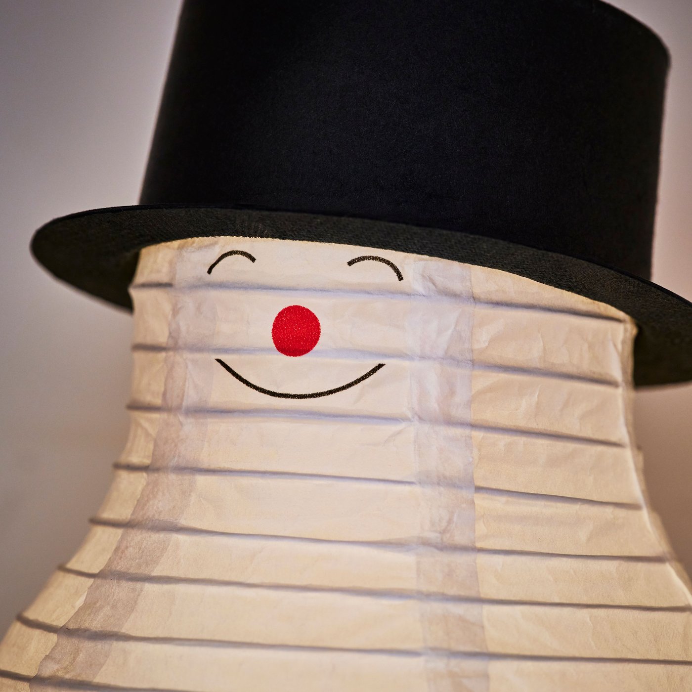 A battery-operated/snowman white STRÅLA LED table decoration