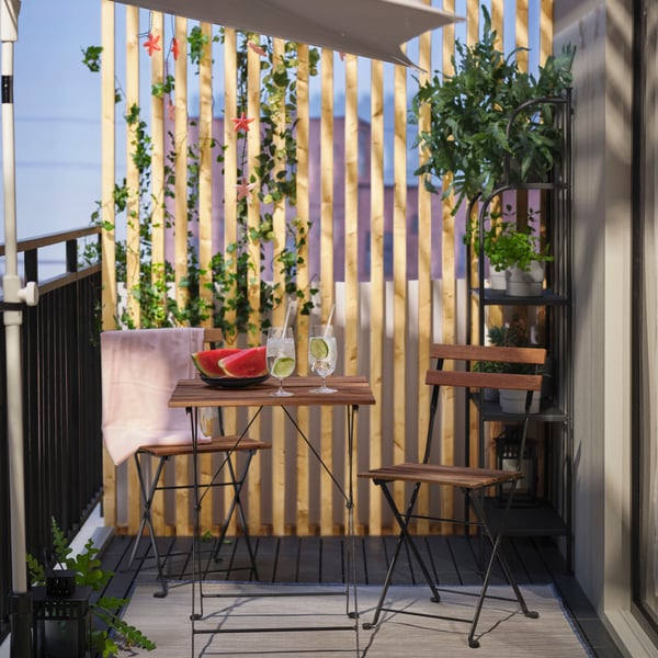 Un juego de balcón TÄRNÖ con muebles de terraza plegables de madera y fierro.