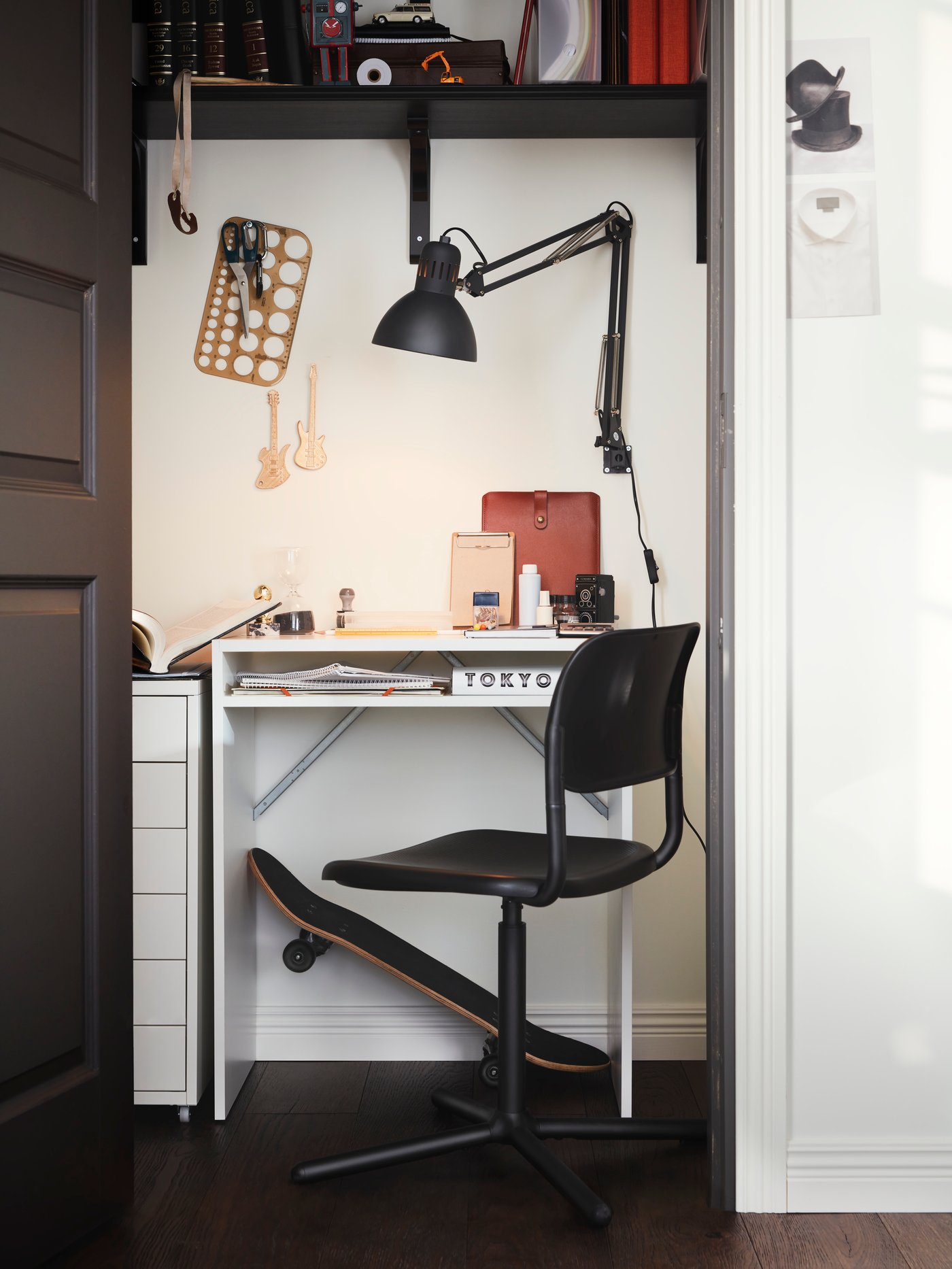 A dark grey TERTIAL work lamp