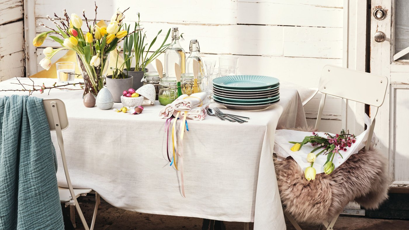 Ett uppdukat bord med vårigt tema