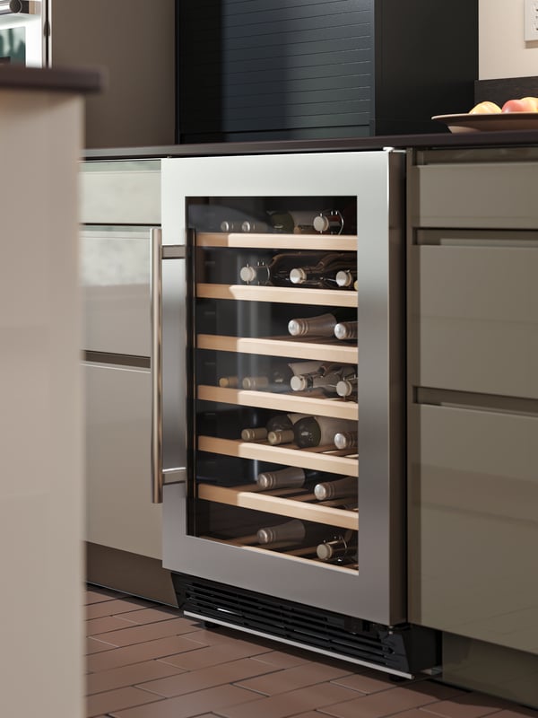 Un rangement à rideau TITTEBO noir pour petits électroménagers est posé sur un comptoir de cuisine et la porte à rideau est ouverte.