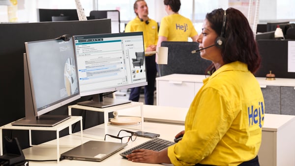 IKEA specialist in winkelen op afstand helpt een klant tijdens een virtuele afspraak met plannen en bestellen.