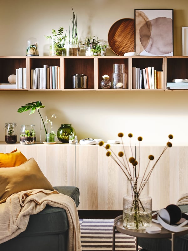 Gestalte aus deinen Schätzen eine Wandgalerie mit EKET Schränken. Sie funktionieren wie Miniregale, auf denen du deine Büchercover und Deko viel besser präsentieren kannst. Strukturiere die Anordnung mit Buchstützen, Fundstücken und kleinen Kunstwerken,