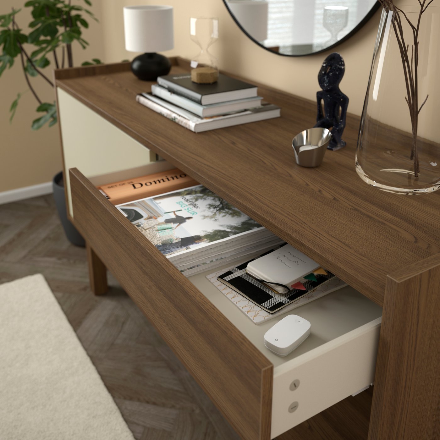 FÖRSÄLJARE Sideboard in dunkler Holzoptik und Hellbeige im Flur.