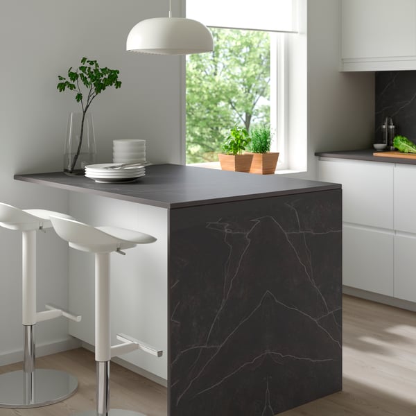 Un plan de travail sur mesure SKARARP en pierre noir mat/brun/effet marbre.