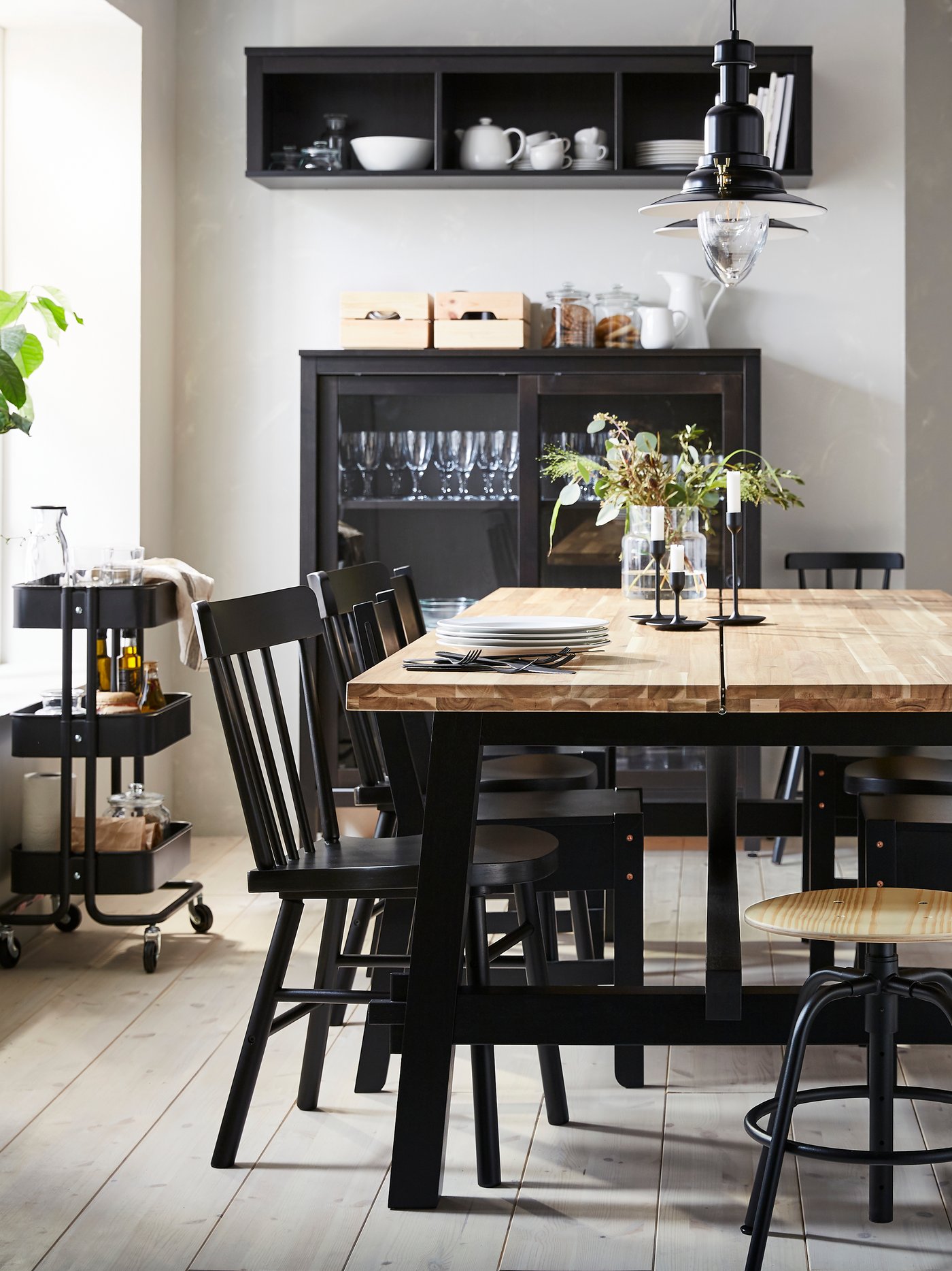 Table à manger et chaises SKOGSTA dans la salle à manger