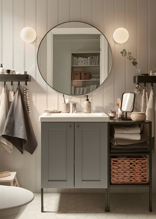 Bathroom with FRIHULT ceiling/wall lamp and black LINDBYN mirror installed on the wall.