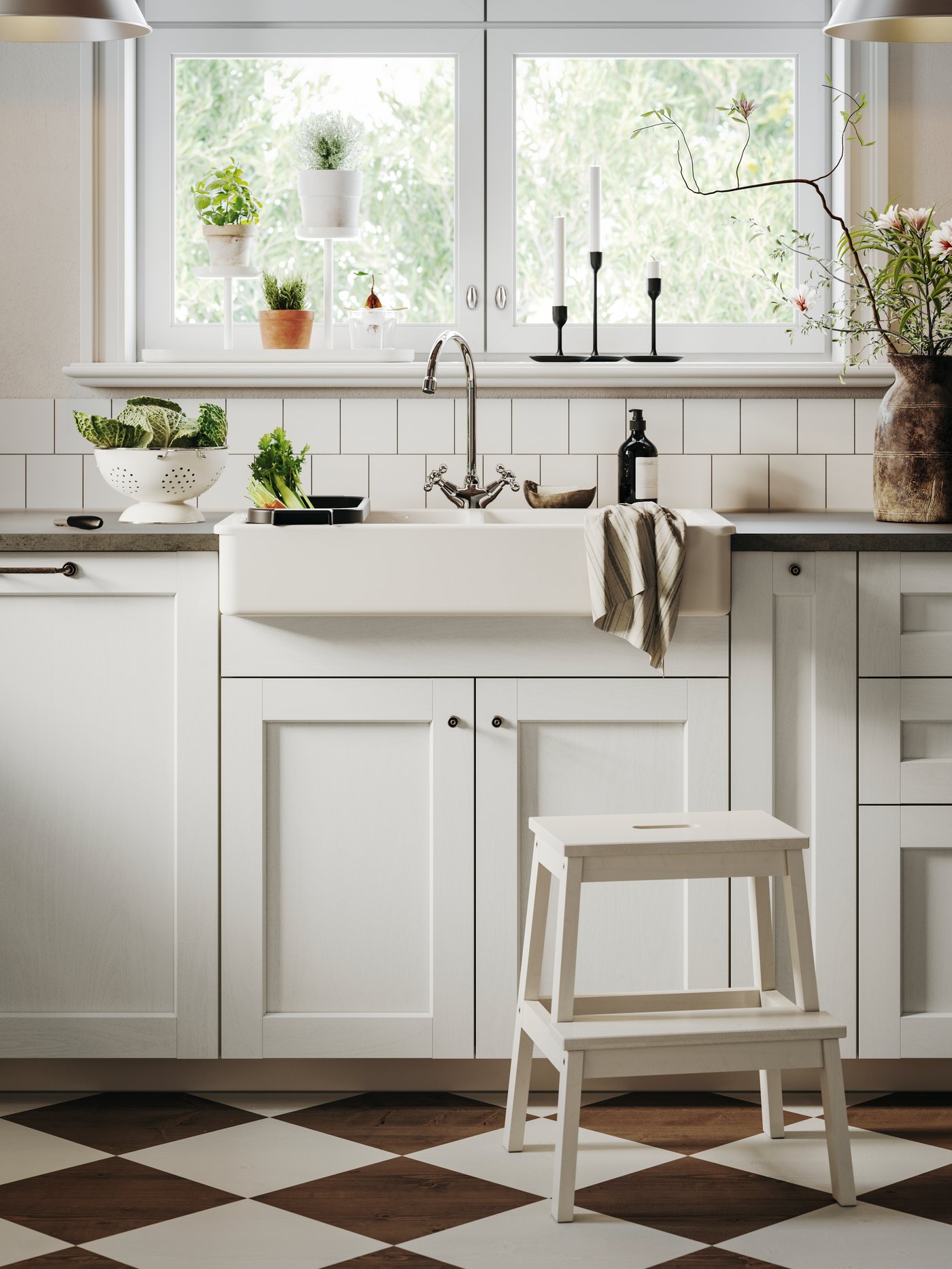 An anthracite LILLHAVET colander in the kitchen