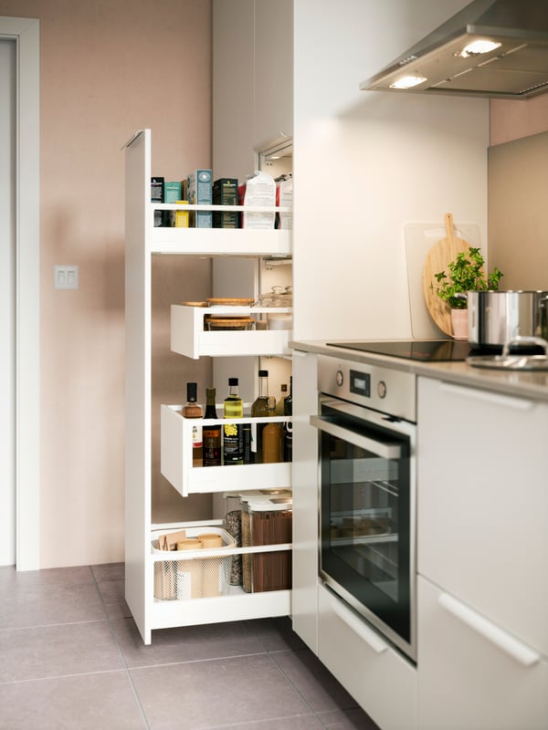A white/Veddinge white METOD base cabinet/pull-out int fittings in the kitchen