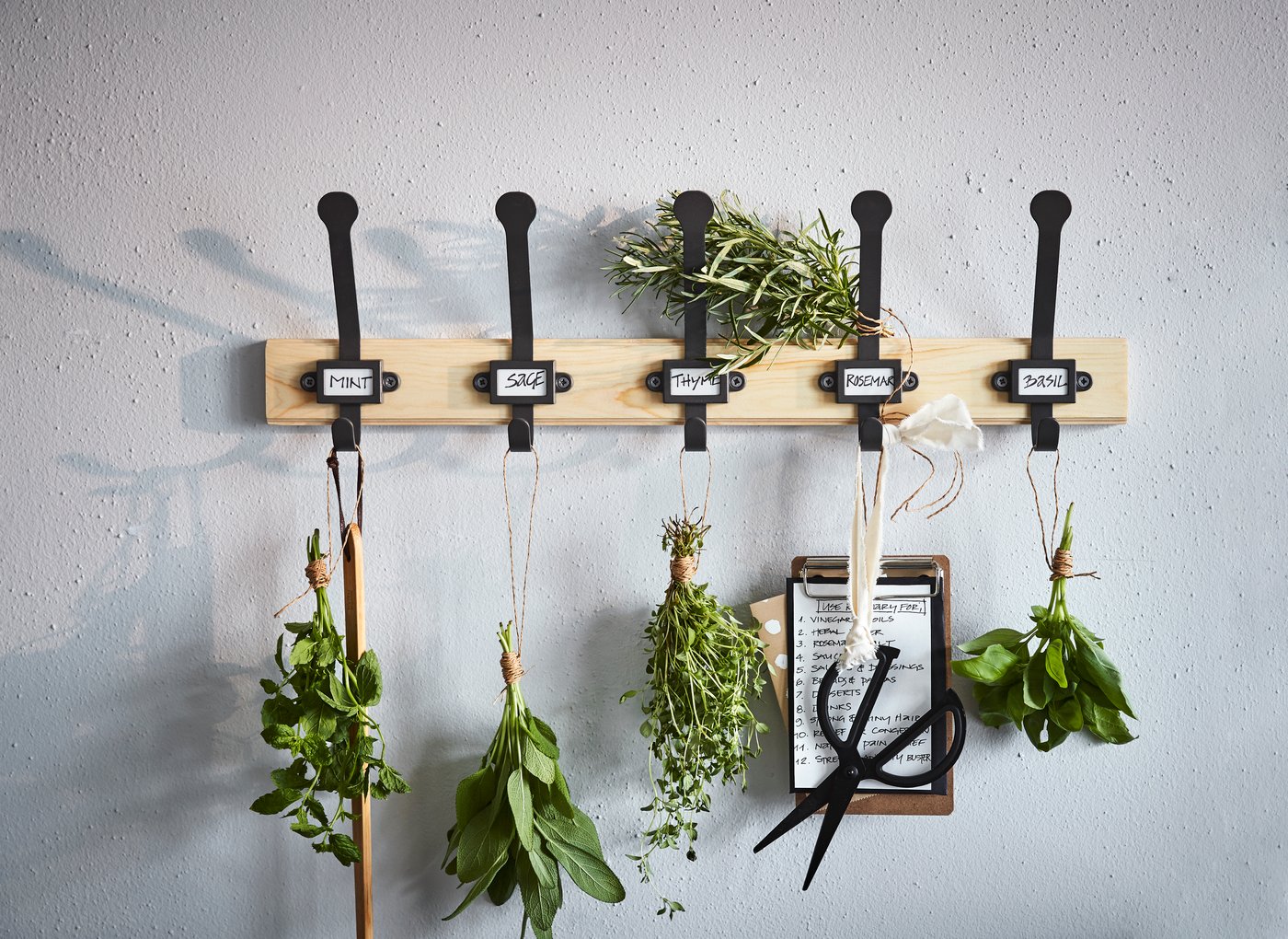 Da IKEA trovi tante idee per personalizzare e organizzare la tua casa con il binario KARTOTEK in legno di pino massiccio, disponibile con 5 ganci per appendere di tutto, dai vestiti alle erbe aromatiche.