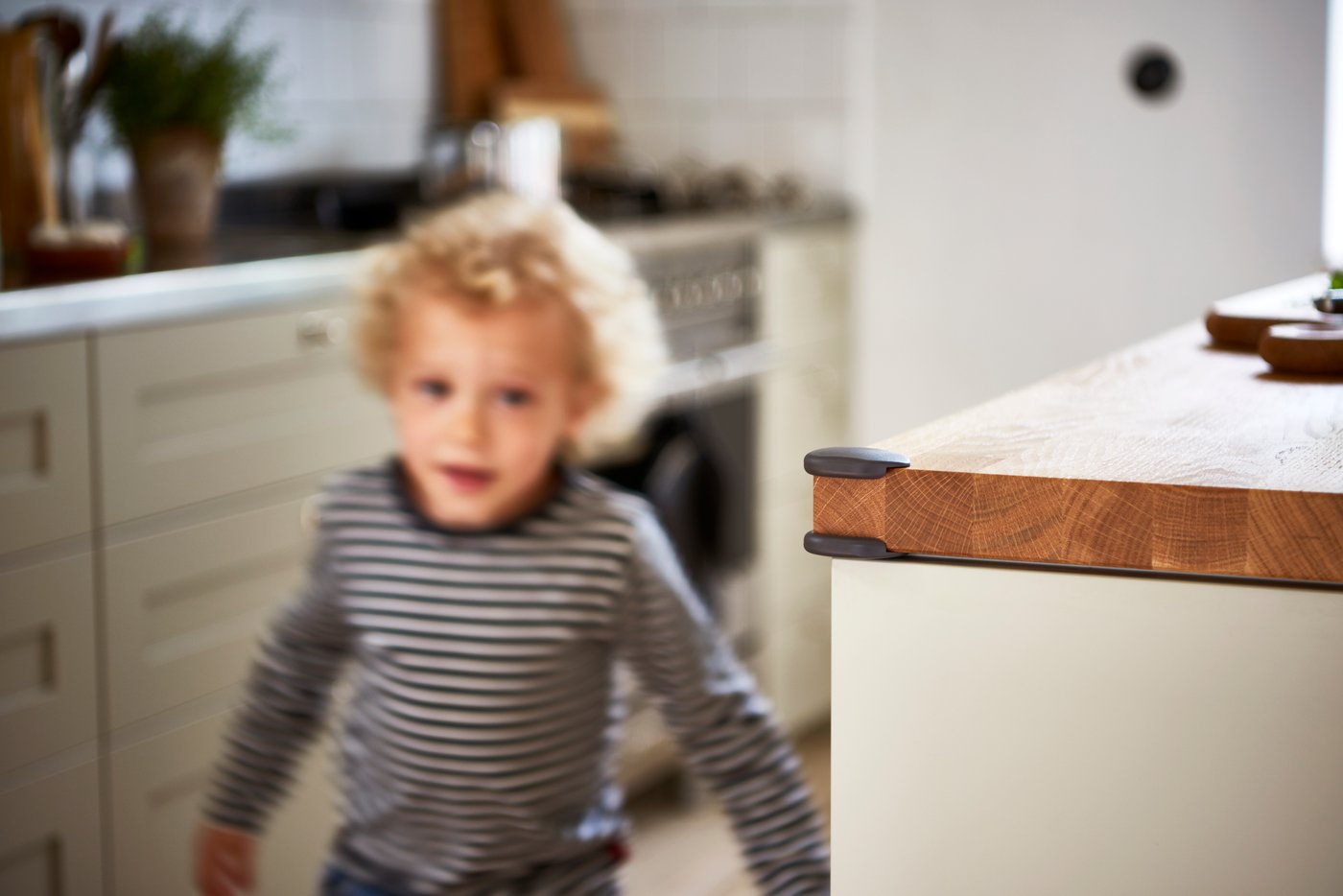 Une protection d’angle UNDVIKA brun foncé dans une cuisine