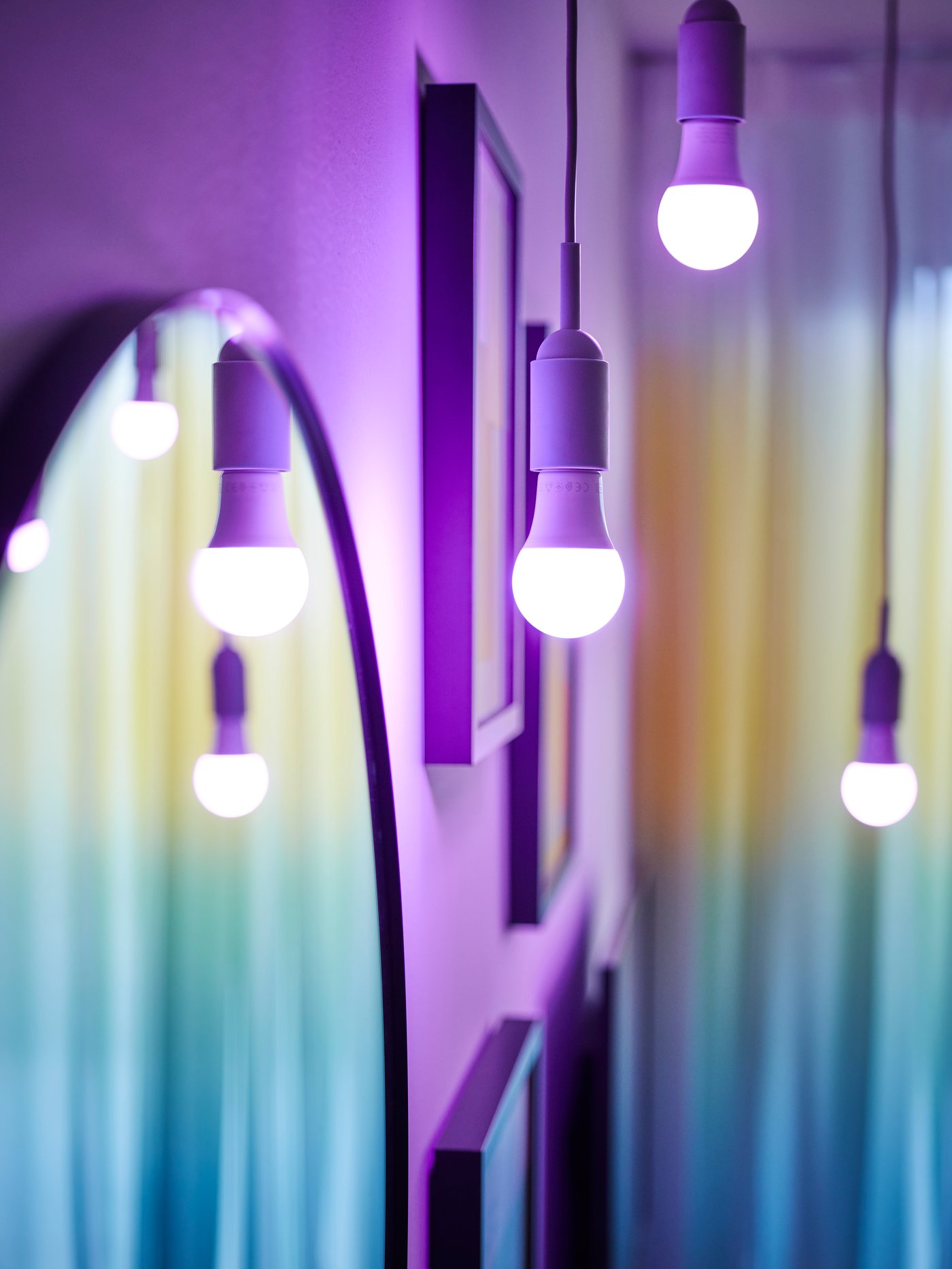 Eine kabellose, dimmbare TRÅDFRI LED-Glühlampe mit Farbspektrum/Globe Opalweiss, E27, 806 Lumen