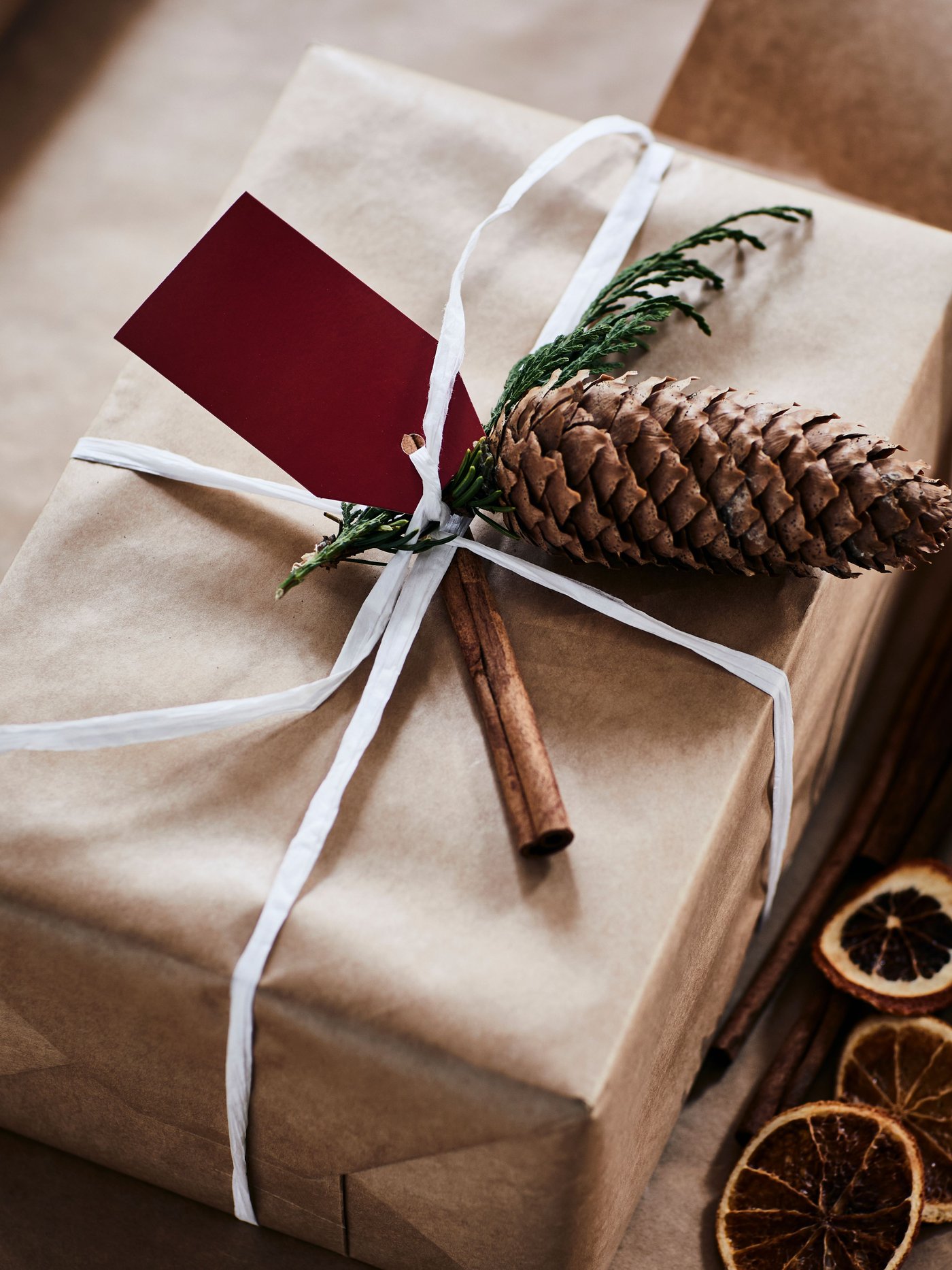 Rouleau de papier cadeau VINTERFINT à motifs mixtes marron/rouge