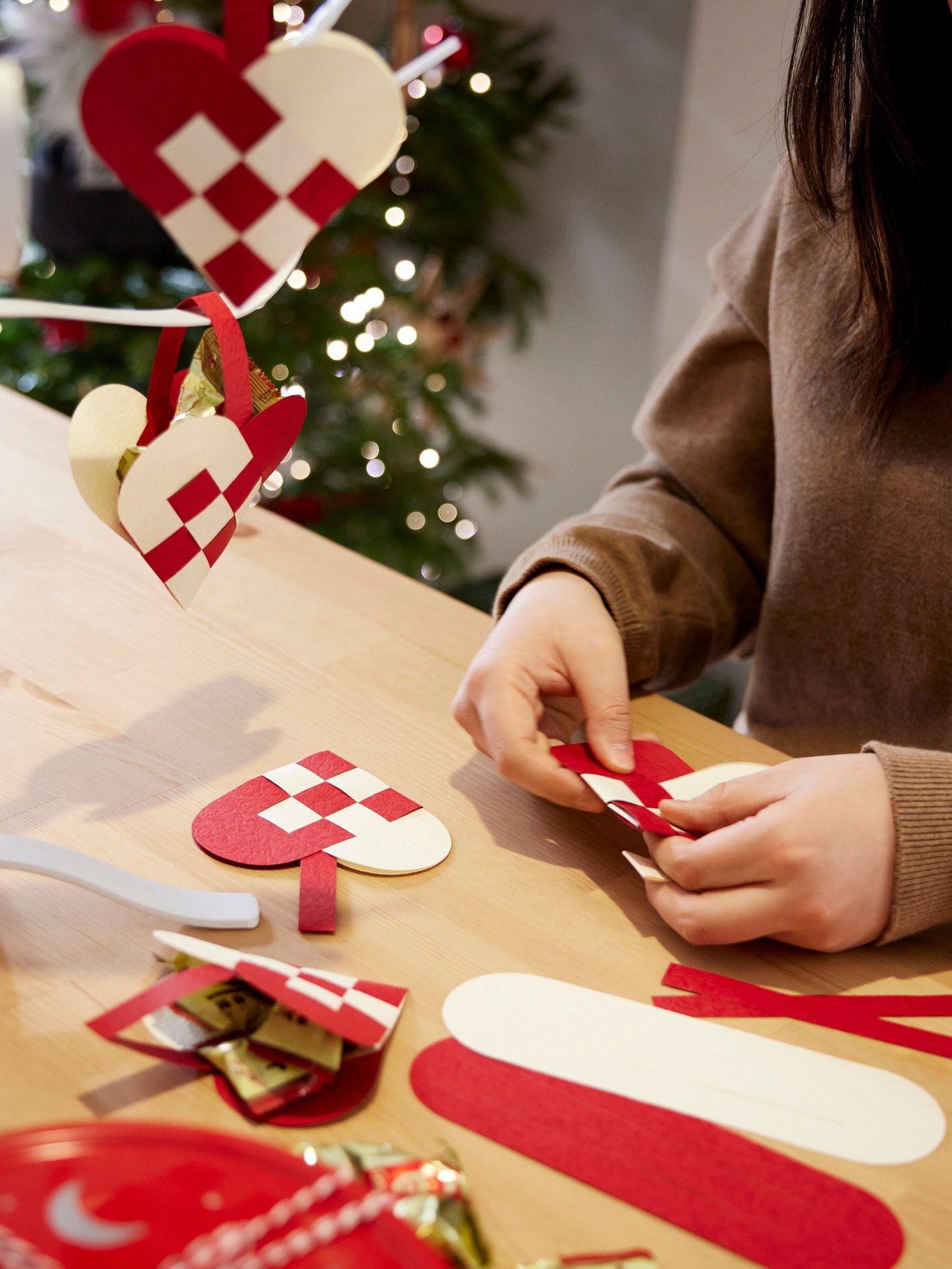 A heart-shaped red/white VINTERFINT hanging decoration