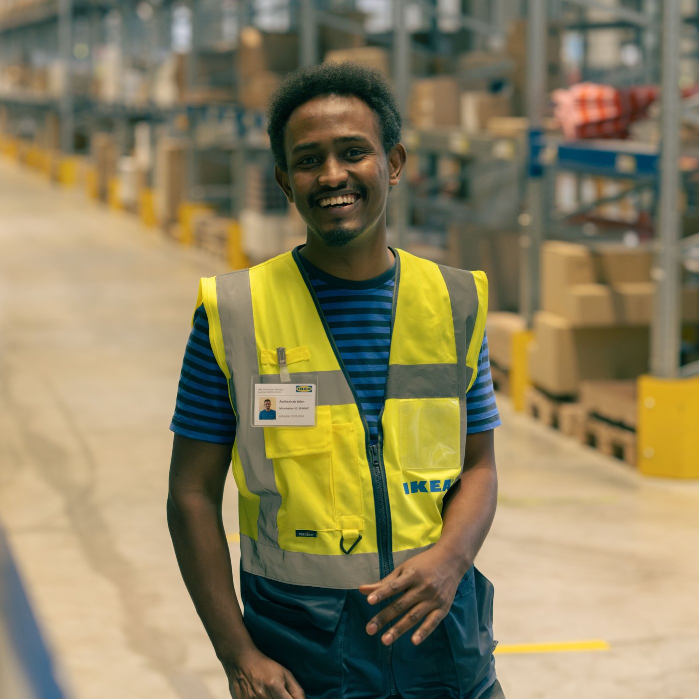 Abdi na poslu u magacinu robne kuće IKEA u žutom reflektujućem prsluku.
