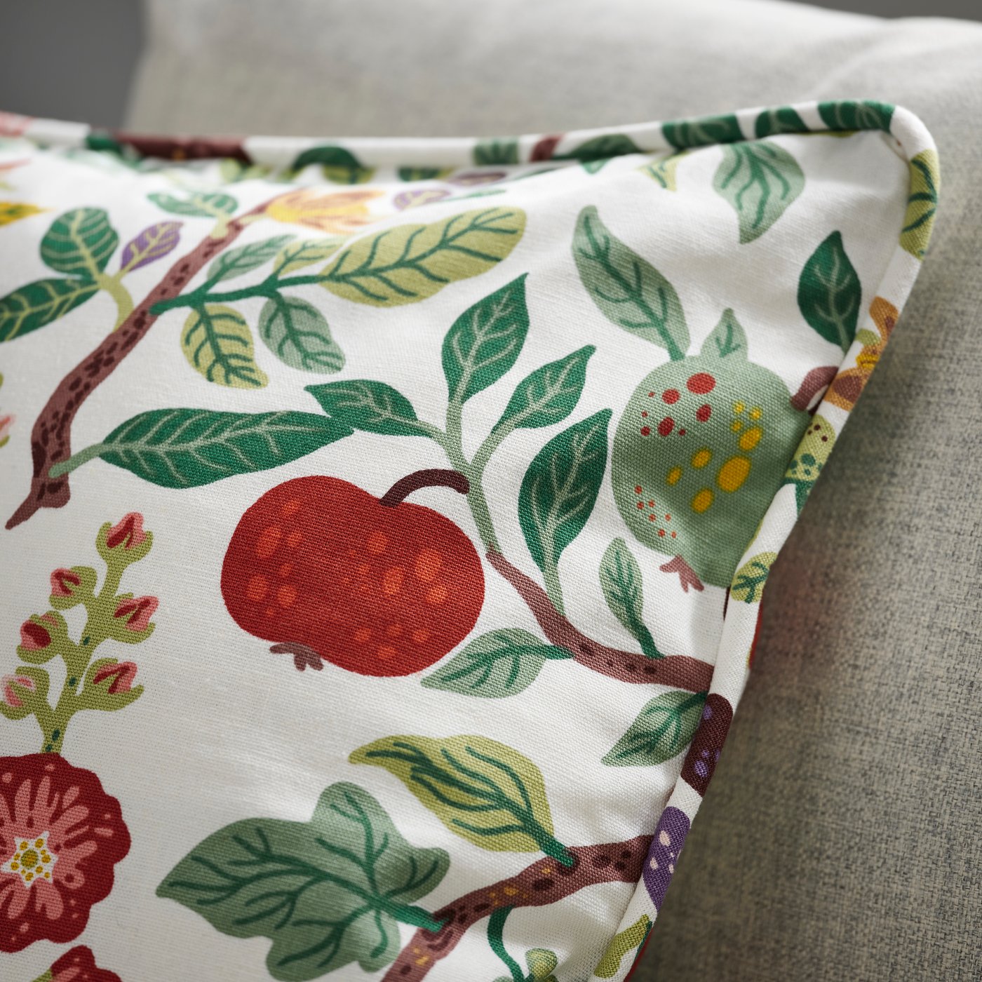 Ein weißer VILDPERSILJA Kissenbezug mit mehrfarbigem Blumenmuster.