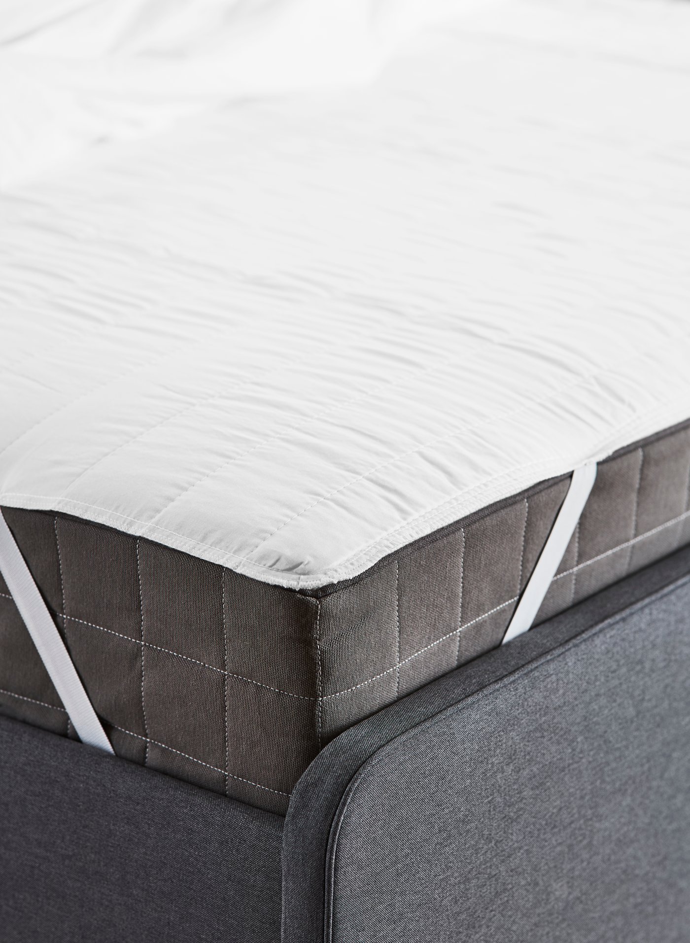 Matelas à ressorts ensachés HÖVÅG ferme/gris foncé dans une chambre à coucher