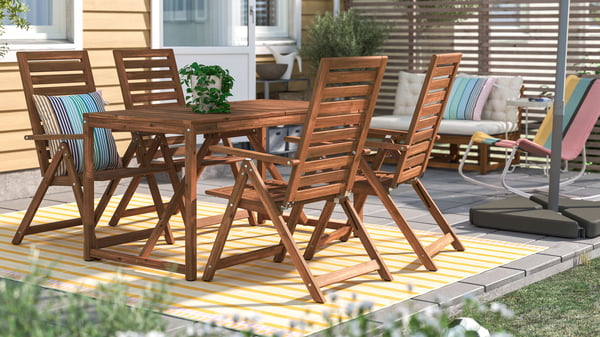A light brown stained NÄMMARÖ table+4 reclining chairs, outdoor